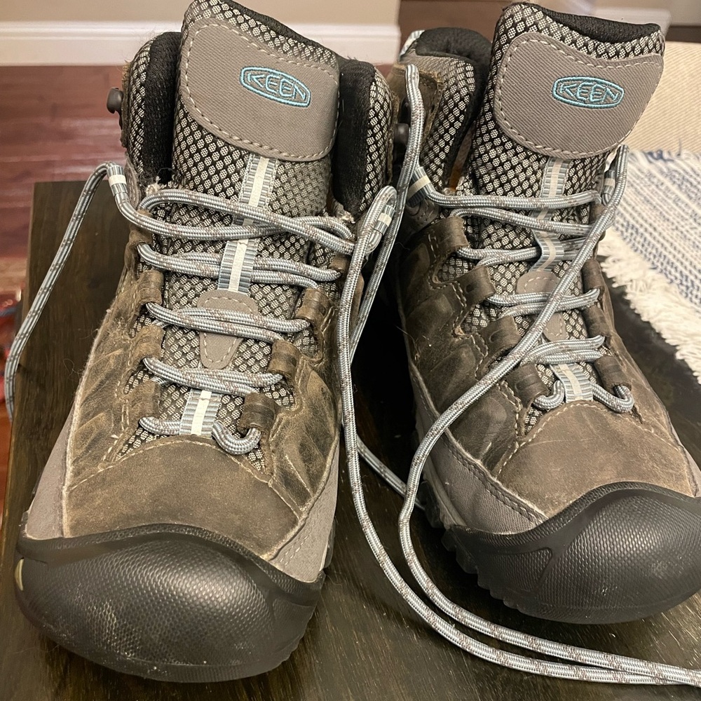 Keen Women's Gray Hiking Shoes size 7